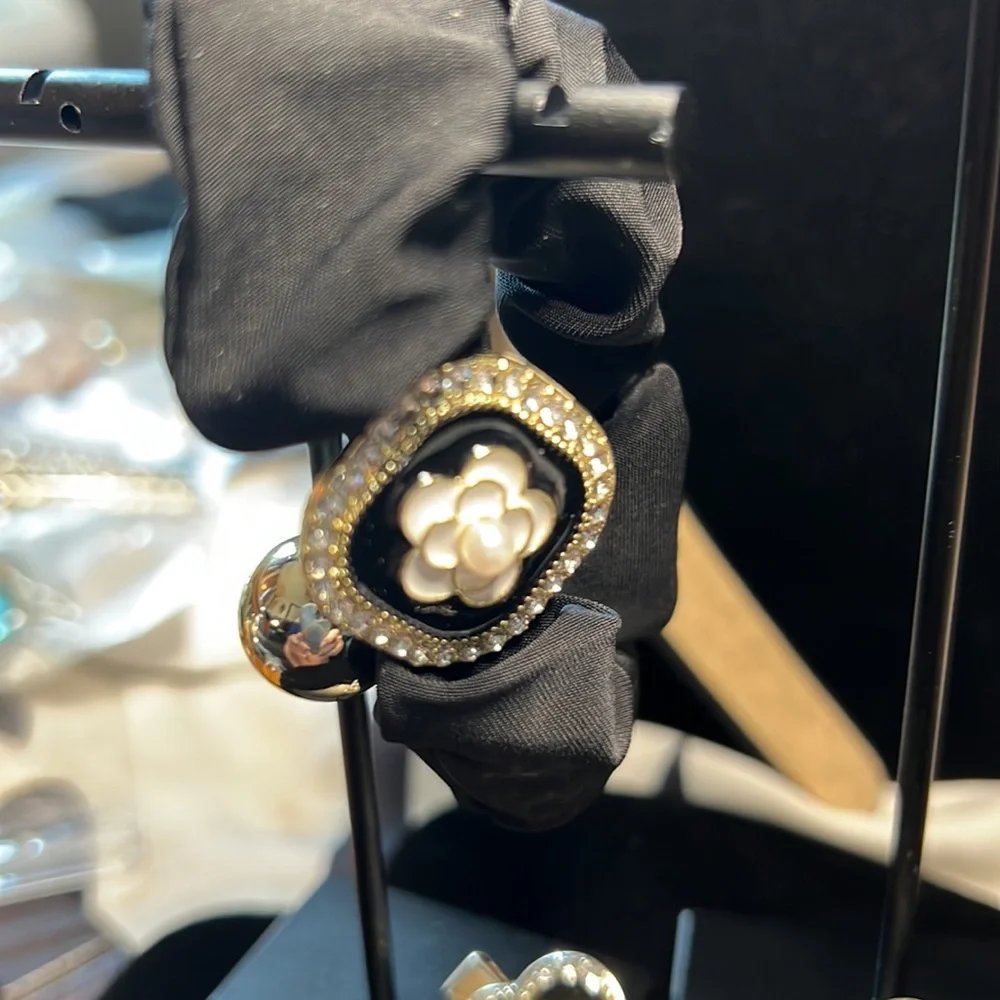 NEW FUN 🤩 CAMELLIA HAIR SET SASSY ELEGANT… - Picture 3 of 4